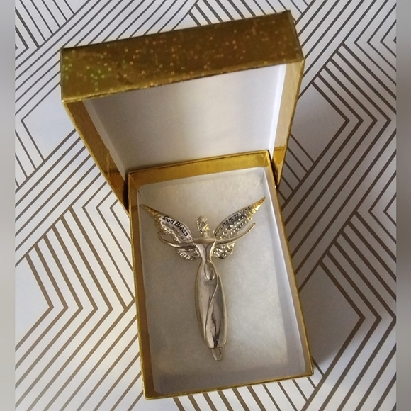 Guardian Angel Pin Brooch for Grandmothers - Picture 1 of 12